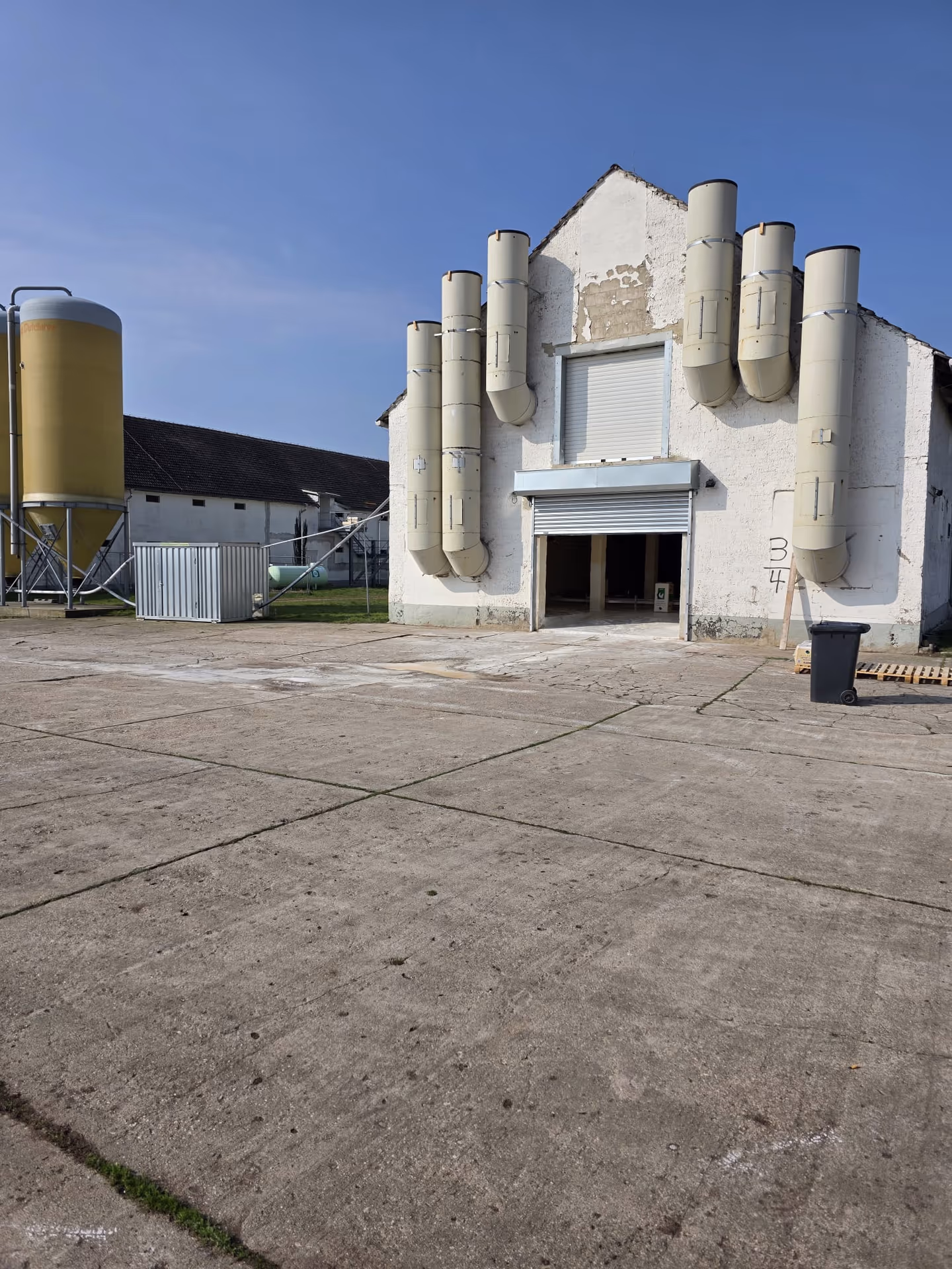 Reinigung von Futtersilos am Geflügelstall
